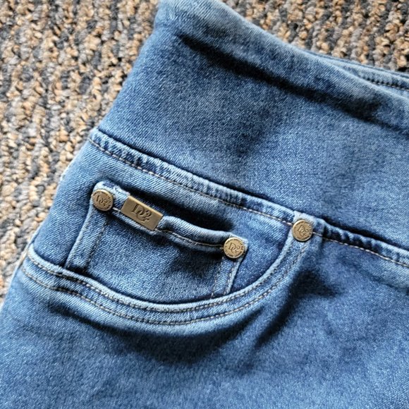 DG2 by Diane Gilman Light Wash Stretch Jeggings Size 1X - Picture 8 of 13